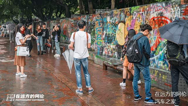 校门口的涂鸦墙成了小妹纸们的自拍圣地